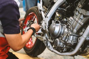 バイクの点検作業