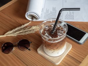 カフェのテーブルとテーブルに載っているアイスカフェラテ